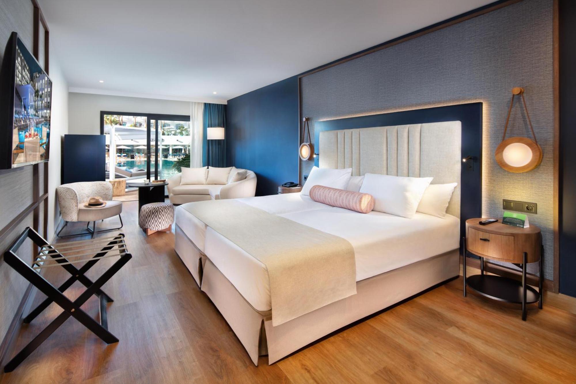 Suite Junior con vistas a la piscina y acceso directo a la terraza solárium y cama balinesa