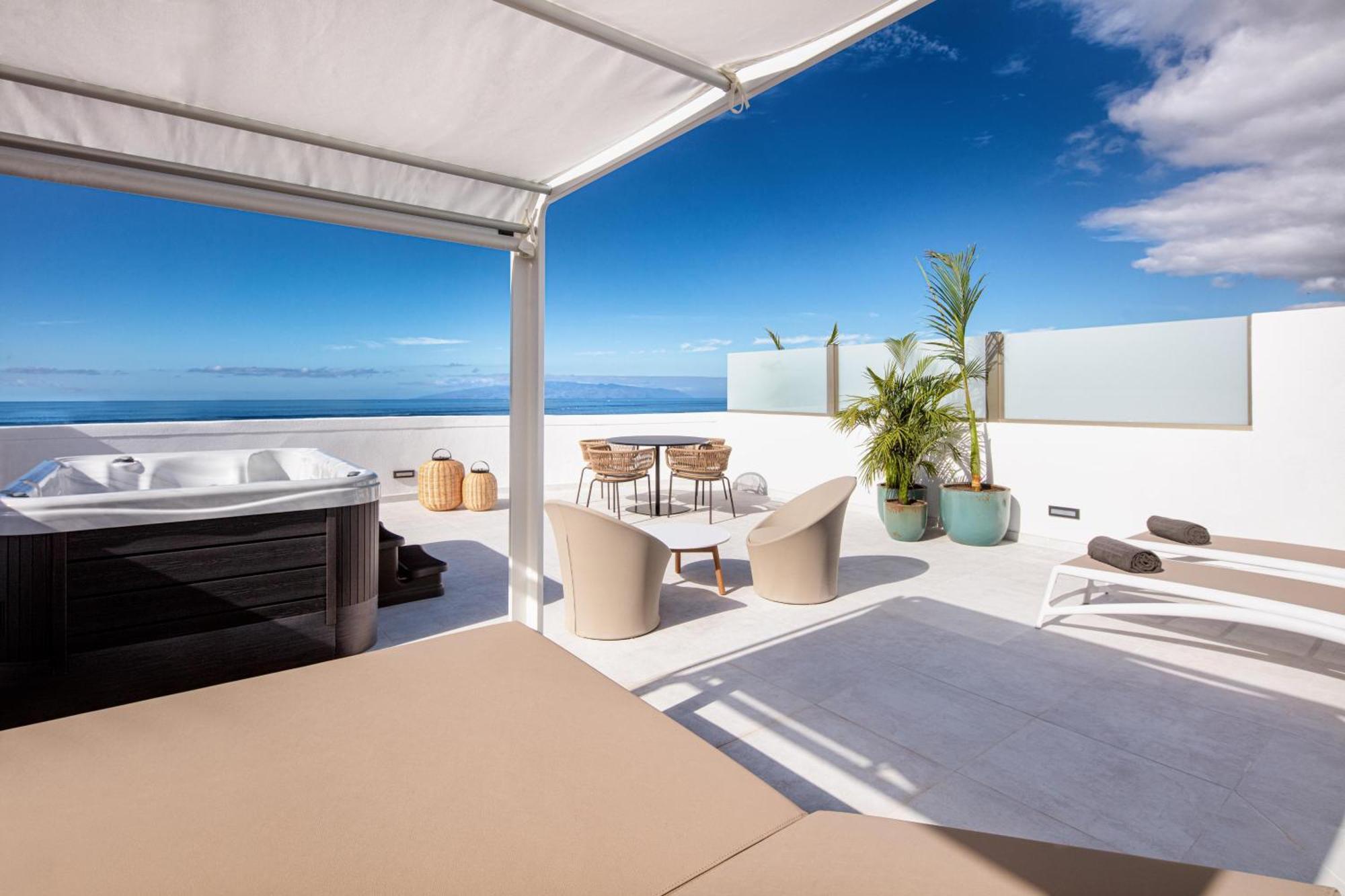 Suite con vistas al mar o a la piscina, terraza, cama balinesa y jacuzzi